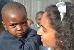 Charissa met een kindje van de vrijwilligersschool Beeld: Charissa Rahmee