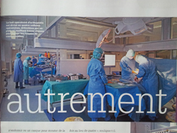 In het blad ‘La Pause des hospitaliers’ (nr. 60, april 2013) een foto vanuit operatiecel nummer 4, de ‘septische cel’. Deze cel kan afgesloten worden van de andere cellen.
