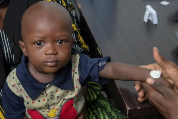 Deze prik blijft zeker plakken: Gambiaanse peuter krijgt vaccinatie via een pleister
